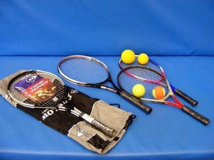 Tennisracket och tennistillbehör.
