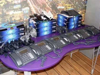 Telefonväxel och telefoner.
