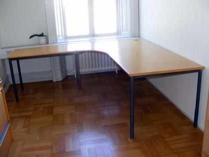 Skrivbord i vinkel (4st), jalusiförvaring (10st).