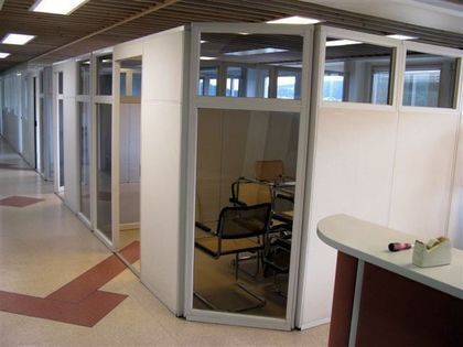 Glasade väggmoduler för kontor + receptionsdisk.