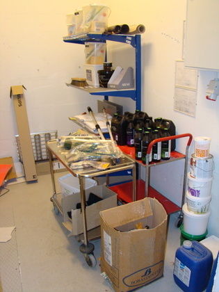 Målarmaterial, vagnar & butikshylla på hjul