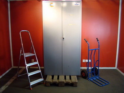 Plåtskåp, säckkärra, trappstege