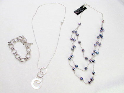 Pärlhalsband, silverkedja med berlock mm