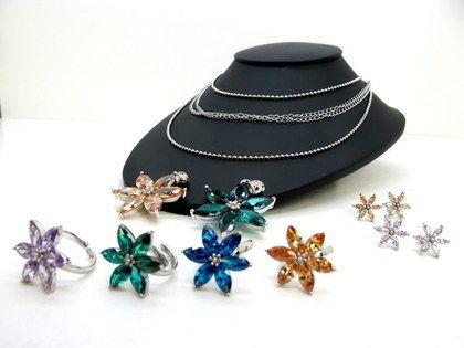 Ringar och halsband, Queen