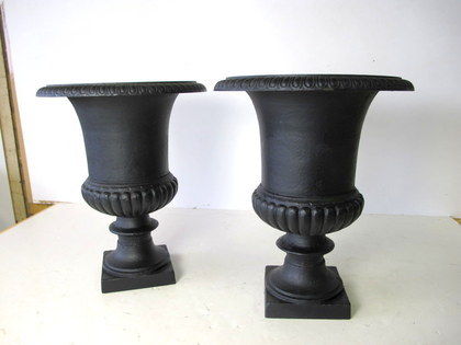 Gjutjärnsurnor, 1 par (H49cm)