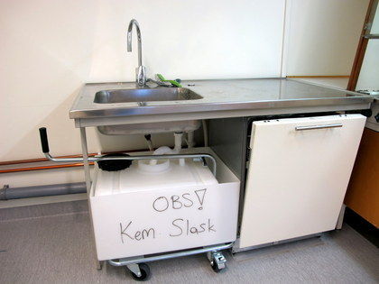 Rostfri diskbänk och diskmaskin
