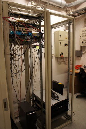 Serverställ med servrar mm