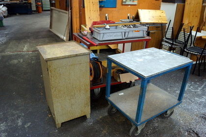 Maskinskåp och bordsvagnar