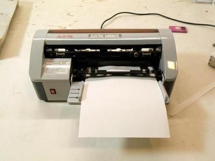 Skärmaskin för visitkort, Aufis