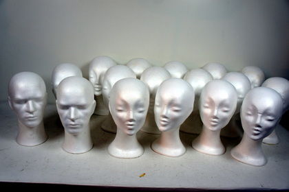 Skyltdocka och huvuden i frigolit