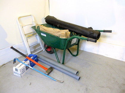Murbrukskärra med bl.a stege, slägga & spett