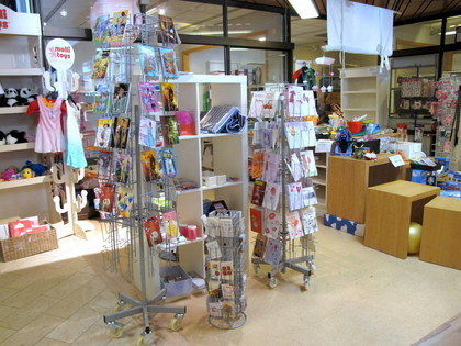 Butiksställ & bokhylla med innehåll