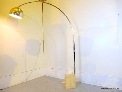 Golvlampa på stenfot