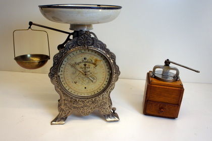 Antik hushållsvåg och kaffekvarn