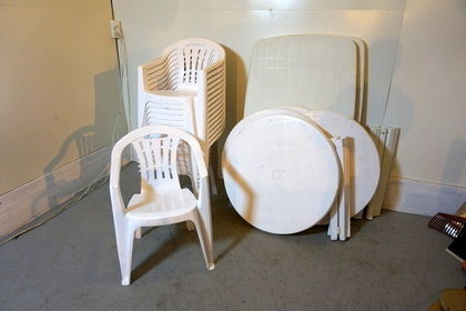 Plastbord och stolar