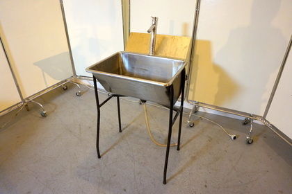 Rostfri utslagsvask med blandare