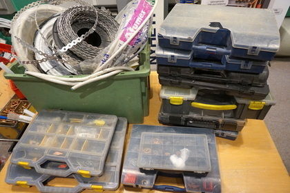 Sortimentboxar och grön plastback