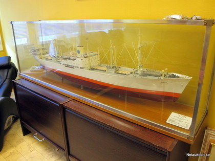 Stort modellfartyg i glasmonter, M/S Sudan