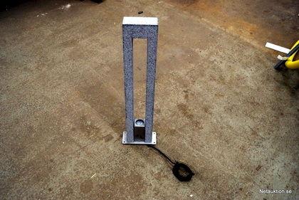 LED lampa i granitpelare