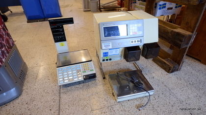 Etikettskrivare och våg