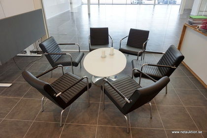 Sittgrupp med fåtöljer och bord