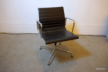 Kontorsstol Charles Eames EA117, Vitra