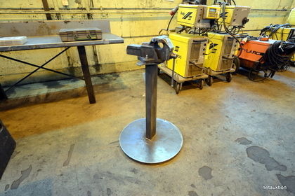 Skruvstäd på stativ