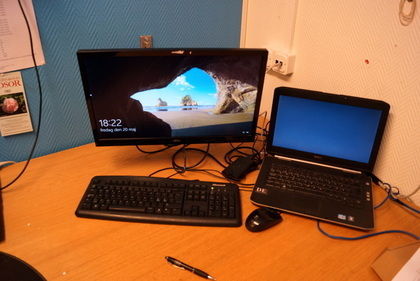 Laptop med dockningsstation och skärm