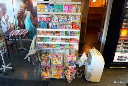 Butiksställ med tidningar & tuggummi