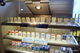 Belyst butikshylla med cigaretter 
