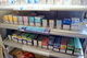 Belyst butikshylla med cigaretter 