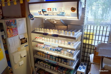 Belyst butikshylla med cigaretter 