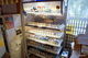 Belyst butikshylla med cigaretter 