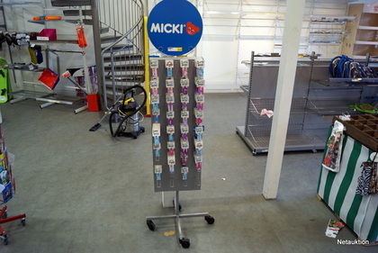 Bokstäver i trä, Micki