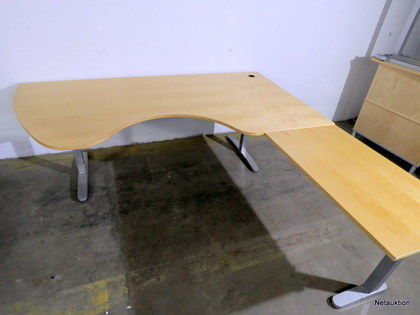 Skrivbord med vinkel