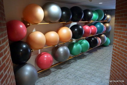 Ett parti pilatesbollar inkl ställning