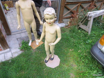 Äldre skyltdocka, flicka