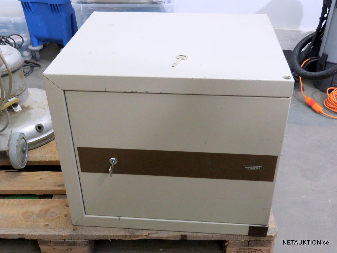 Netauktion - Litet kassaskåp Hadak