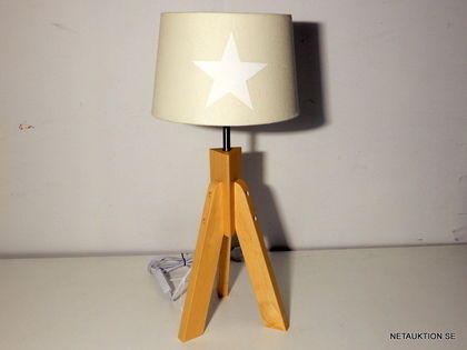 Bordslampa i trä