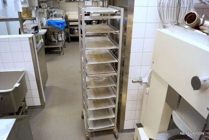 Brickvagn med bageriplåtar