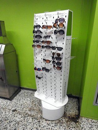 Glasögonställ med solglasögon