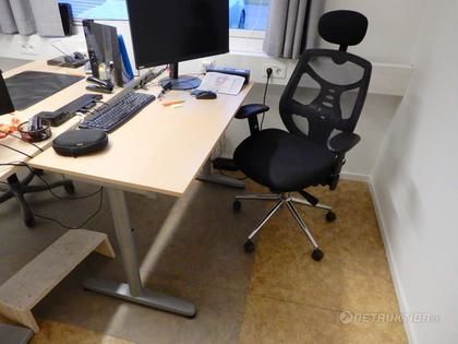 Kontorsstol, skrivbord och byrå