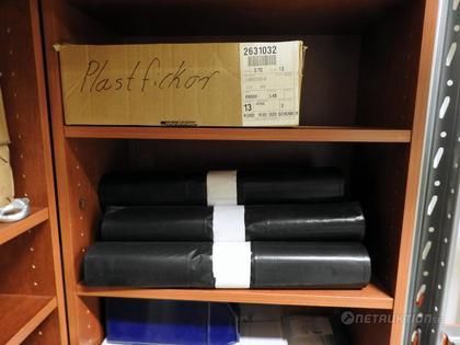 Bokhyllor, sopsäckar, märksnöre, blixtpåsar..