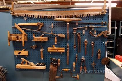 Tavla med äldre snickeriverktyg