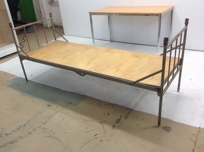 22 st fällbara militärsängar från logement. 