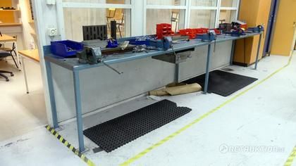 Lång arbetsbänk med 4 skruvstycken