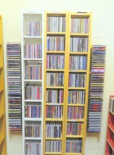 Hyllor med CD-skivor
