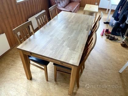 Ekbord och stolar