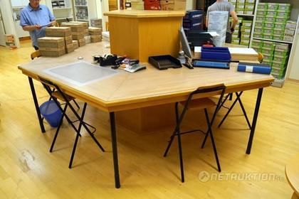Stort arbetsbord med utsug i bänk