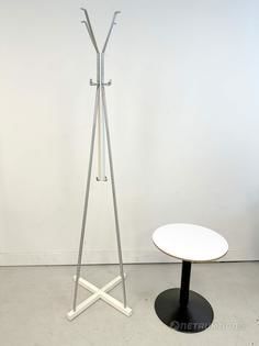 Bord och klädhängare (#1)